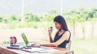 İş ekibi ofiste otururken dizüstü bilgisayarda çalışıyor. İş adamları.