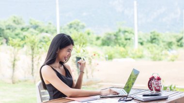 İş ekibi ofiste otururken dizüstü bilgisayarda çalışıyor. İş adamları.