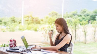 İş ekibi ofiste otururken dizüstü bilgisayarda çalışıyor. İş adamları.