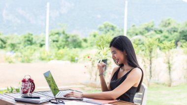 İş ekibi ofiste otururken dizüstü bilgisayarda çalışıyor. İş adamları.