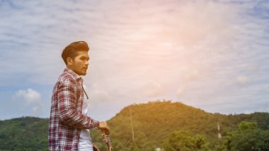 Kameraya gülümseyen olgun bir adamın portresi.