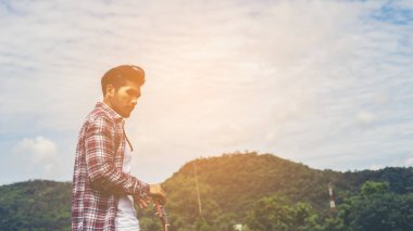 Kameraya gülümseyen olgun bir adamın portresi.