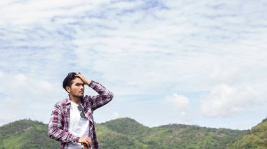Kameraya gülümseyen olgun bir adamın portresi.