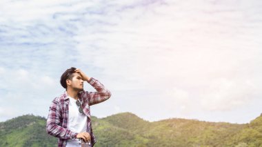 Kameraya gülümseyen olgun bir adamın portresi.