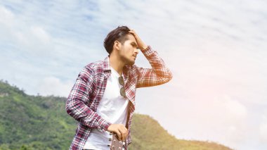 Kameraya gülümseyen olgun bir adamın portresi.