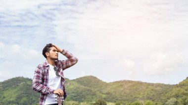Kameraya gülümseyen olgun bir adamın portresi.