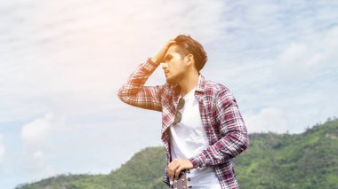 Kameraya gülümseyen olgun bir adamın portresi.