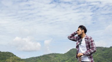 Kameraya gülümseyen olgun bir adamın portresi.
