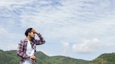 Kameraya gülümseyen olgun bir adamın portresi.