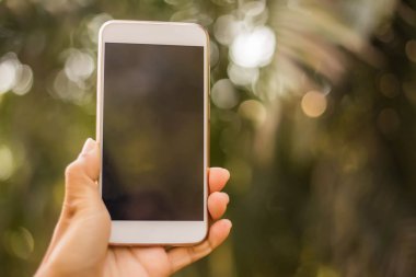 bir cep telefonu tutan