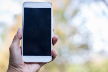 bir cep telefonu tutan