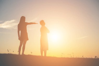 Çift silueti ilişkiyi bitiriyor.