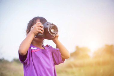 Ağacın arkasına saklanarak kamera kadınla