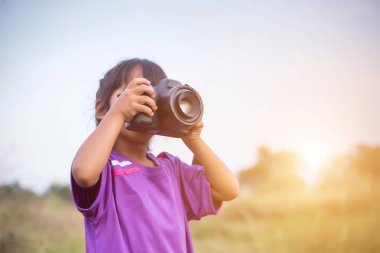 Ağacın arkasına saklanarak kamera kadınla