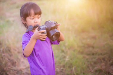 Ağacın arkasına saklanarak kamera kadınla