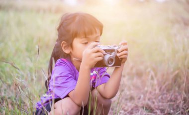 Ağacın arkasına saklanarak kamera kadınla