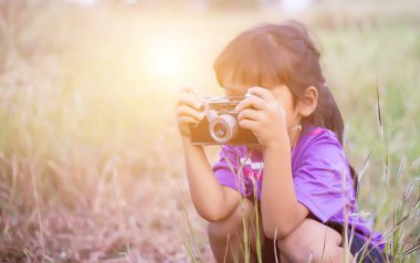 Ağacın arkasına saklanarak kamera kadınla