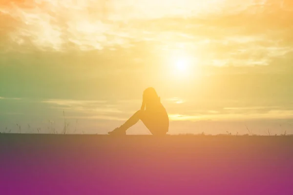Üzgün Depresif Kadın Yalnız Oturuyor — Stok fotoğraf