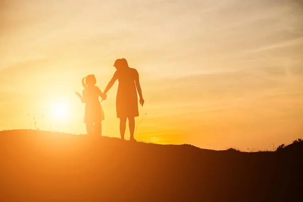 Mother Encouraged Her Daughter Out Shadows Sunset — Stock Photo, Image