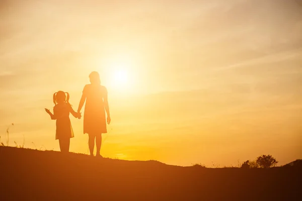 Mother Encouraged Her Daughter Out Shadows Sunset — Stock Photo, Image