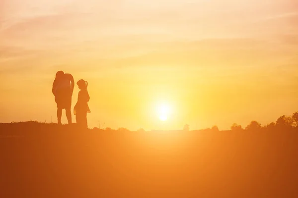 Mother Encouraged Her Daughter Out Shadows Sunset — Stock Photo, Image