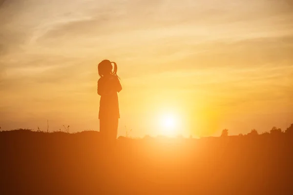 Sylwetka Dziecka Chwile Radości Dziecka Natura Zachód Słońca — Zdjęcie stockowe