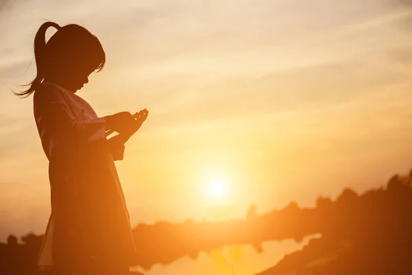 Silueta Niño Momentos Alegría Del Niño Puesta Sol Naturaleza — Foto de Stock