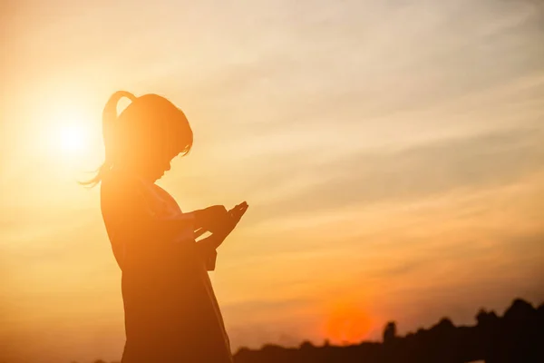 Silueta Niño Momentos Alegría Del Niño Puesta Sol Naturaleza — Foto de Stock