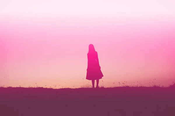 一个年轻女子独自站立的剪影 — 图库照片