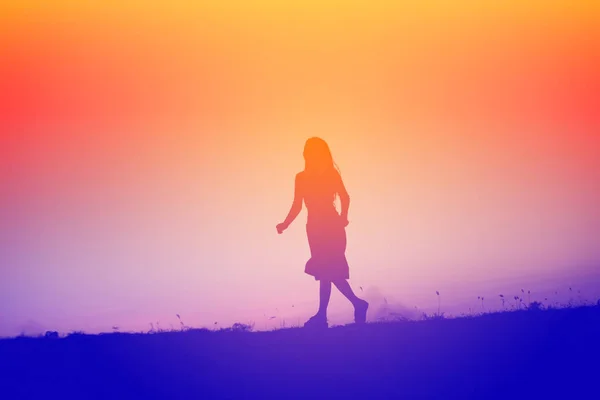 一人で立っている若い女性のシルエット — ストック写真