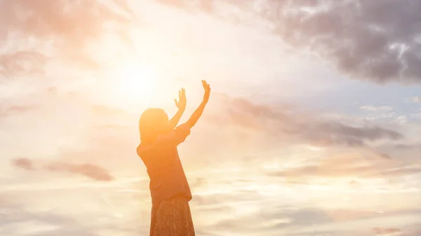 Silhouette Donna Che Prega Uno Sfondo Bellissimo Cielo — Foto Stock