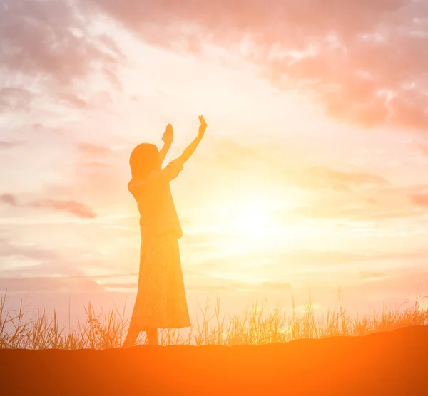 Silhouette Donna Che Prega Uno Sfondo Bellissimo Cielo — Foto Stock