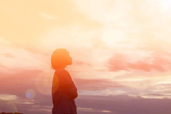 美しい空の背景の上に祈る女性のシルエット — ストック写真