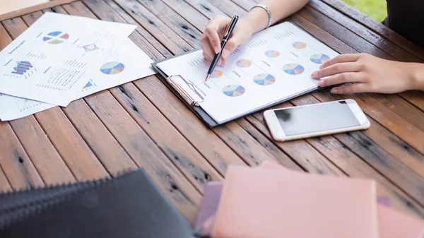 İş ekibi ofiste otururken dizüstü bilgisayarda çalışıyor. İş adamları.