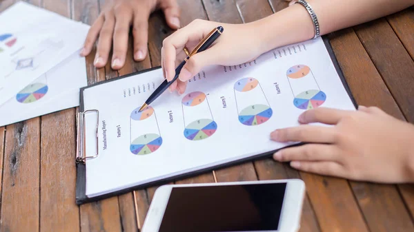 İş ekibi ofiste otururken dizüstü bilgisayarda çalışıyor. İş adamları.