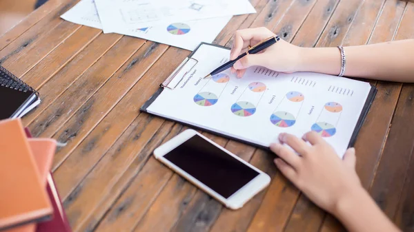 İş ekibi ofiste otururken dizüstü bilgisayarda çalışıyor. İş adamları.