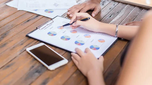 İş ekibi ofiste otururken dizüstü bilgisayarda çalışıyor. İş adamları.