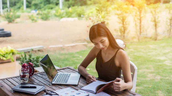 İş ekibi ofiste otururken dizüstü bilgisayarda çalışıyor. İş adamları.