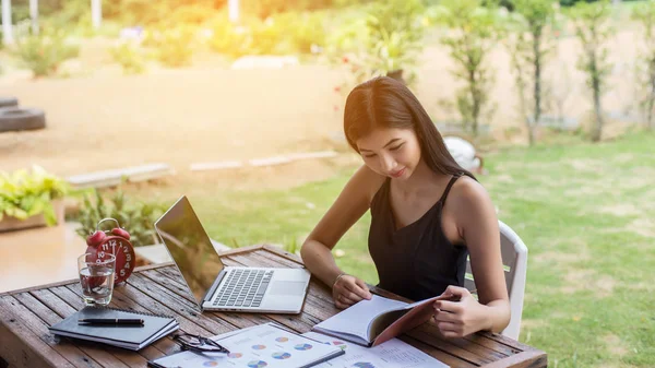 İş ekibi ofiste otururken dizüstü bilgisayarda çalışıyor. İş adamları.