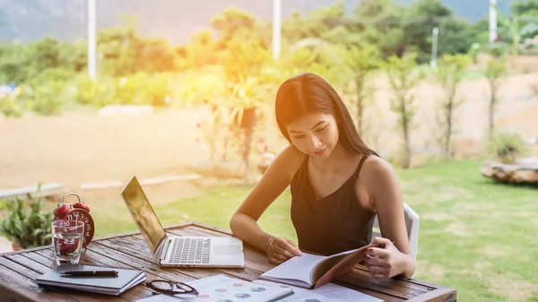 İş ekibi ofiste otururken dizüstü bilgisayarda çalışıyor. İş adamları.