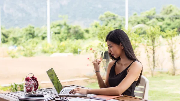 İş ekibi ofiste otururken dizüstü bilgisayarda çalışıyor. İş adamları.
