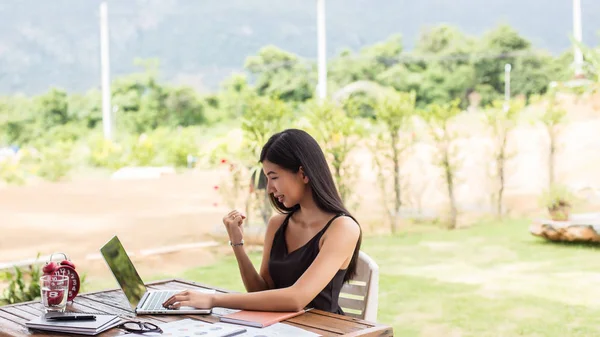 İş ekibi ofiste otururken dizüstü bilgisayarda çalışıyor. İş adamları.