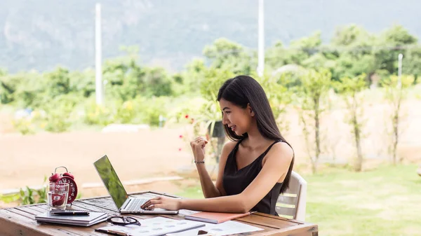 İş ekibi ofiste otururken dizüstü bilgisayarda çalışıyor. İş adamları.