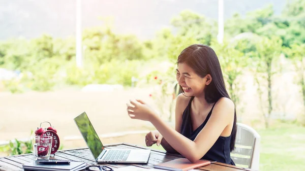 İş ekibi ofiste otururken dizüstü bilgisayarda çalışıyor. İş adamları.