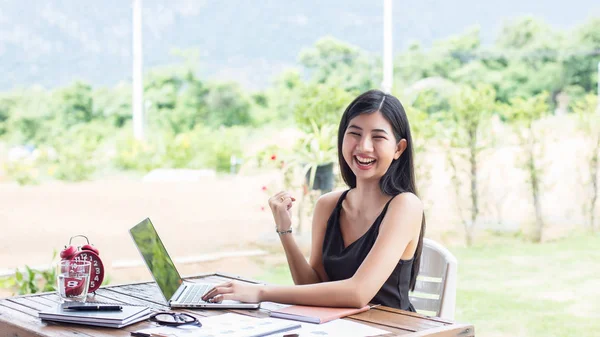 İş ekibi ofiste otururken dizüstü bilgisayarda çalışıyor. İş adamları.
