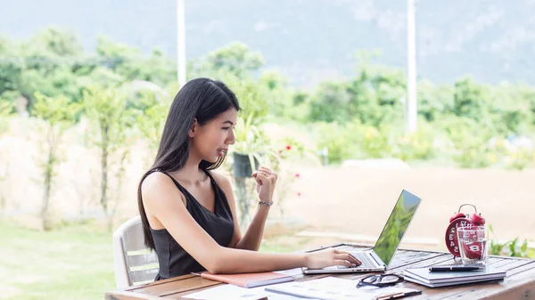 İş ekibi ofiste otururken dizüstü bilgisayarda çalışıyor. İş adamları.