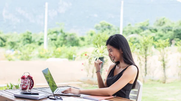 İş ekibi ofiste otururken dizüstü bilgisayarda çalışıyor. İş adamları.