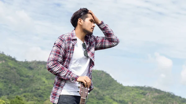 Portret Van Een Volwassen Man Lachend Naar Camera — Stockfoto