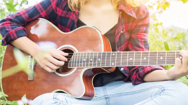 Молодая Женщина Играет Гитаре Открытом Воздухе — стоковое фото