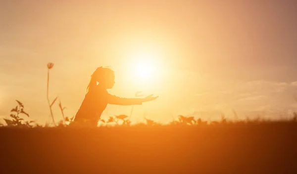 Silhouet Van Vrouw Bidden Prachtige Lucht Achtergrond — Stockfoto